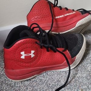 Under Armour!! boys shoes 💥